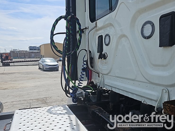 2017-freightliner-cascadia-113-image-20