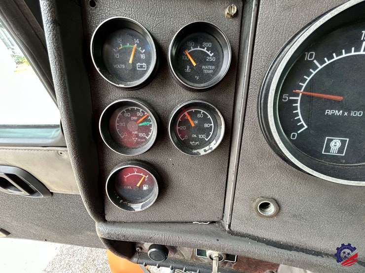 2005-kenworth-t300-image-81