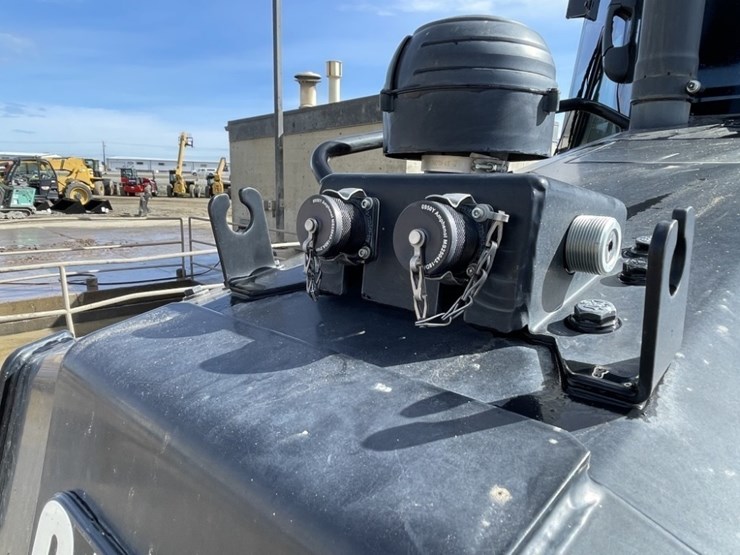 2021-caterpillar-d2-image-26