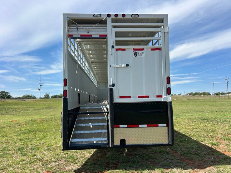 2013-neville-trailer-image-4