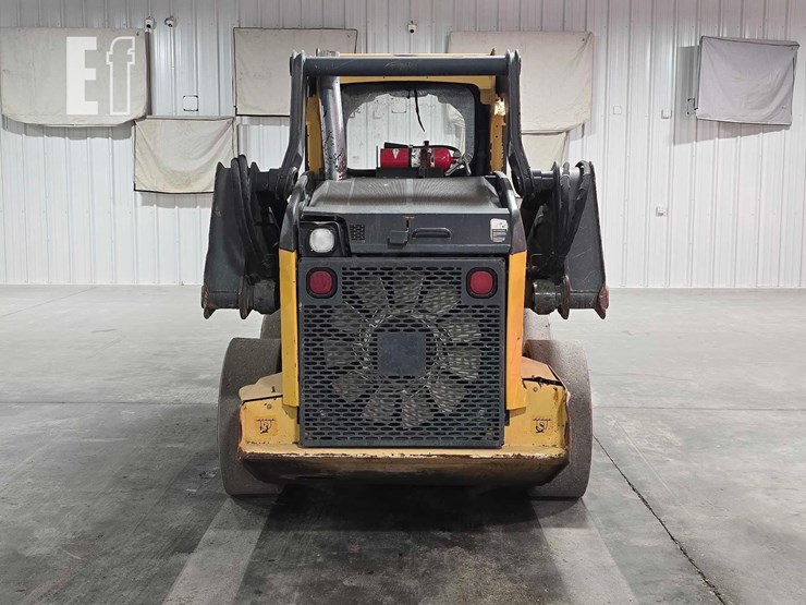 2015-deere-318e-image-8