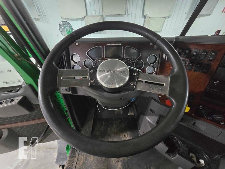 2017-mack-pinnacle-cxu613-image-10