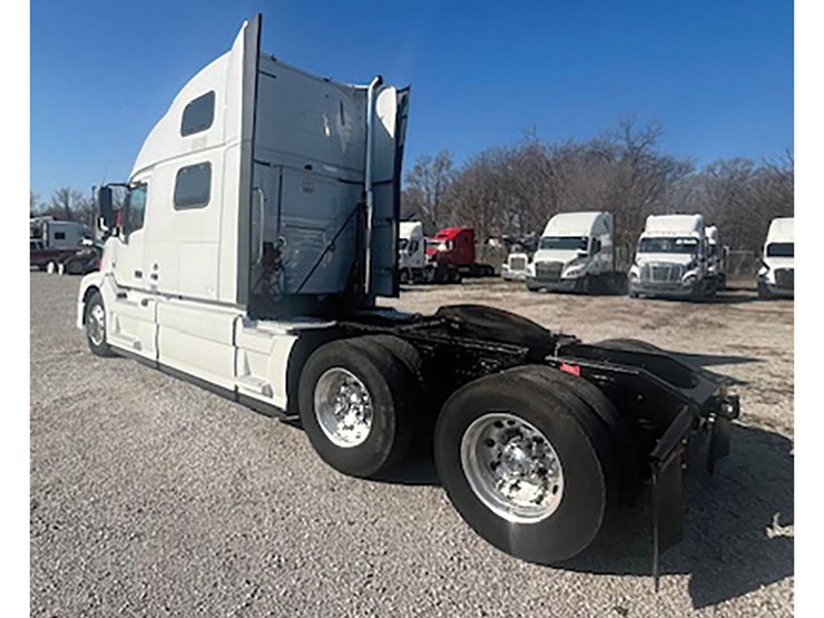 2015-volvo-vnl780-image-2