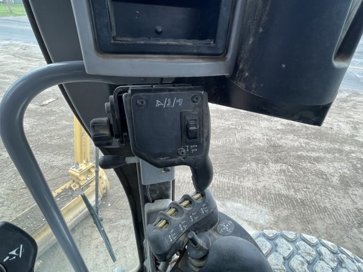 2018-caterpillar-12m3-awd-image-43