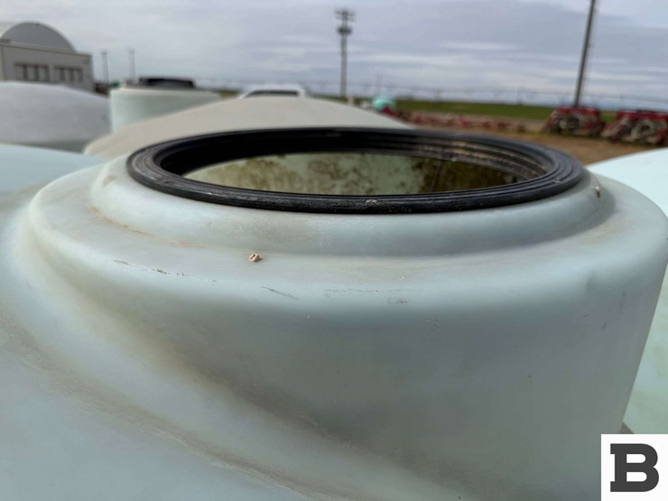 1550-gallon-round-poly-fertilizer-tank-image-8