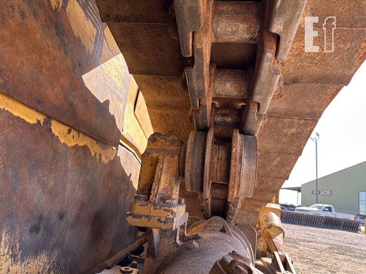 2011-caterpillar-d6t-image-42