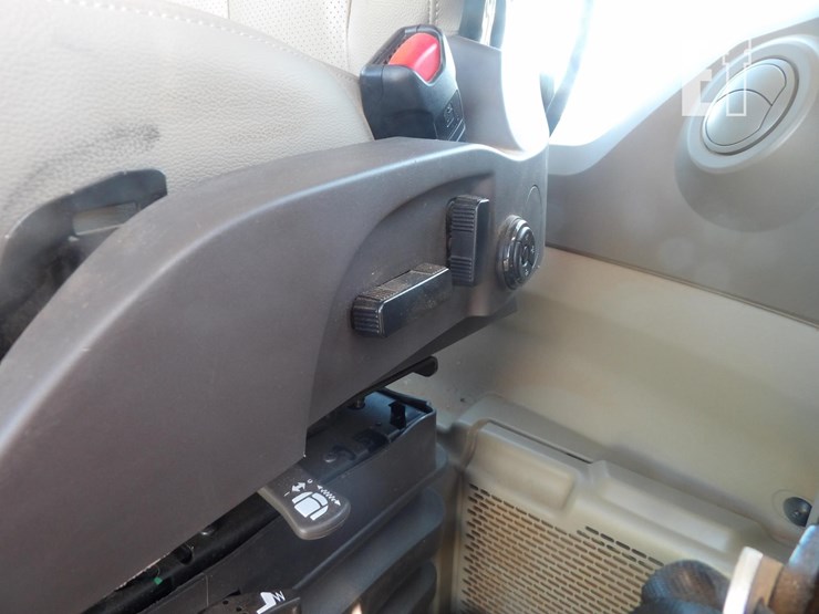 2022-john-deere-8r-370-image-24