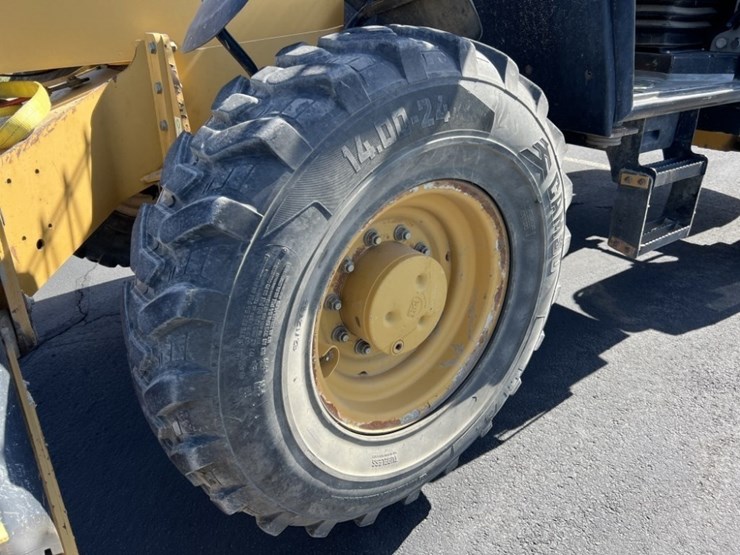 2013-caterpillar-th560b-image-13