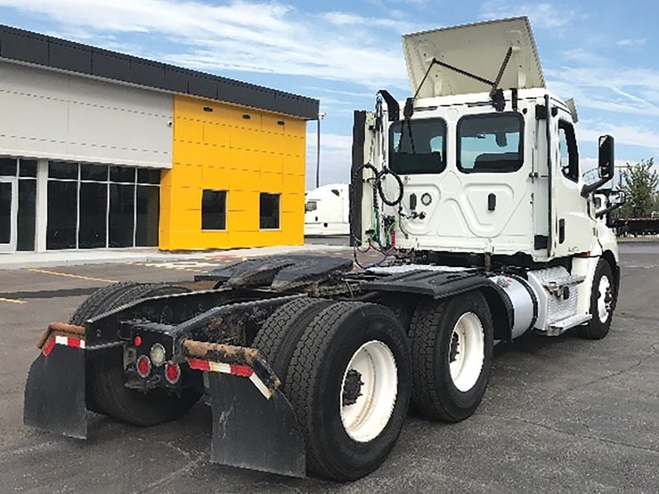 2018-freightliner-cascadia-126-image-2