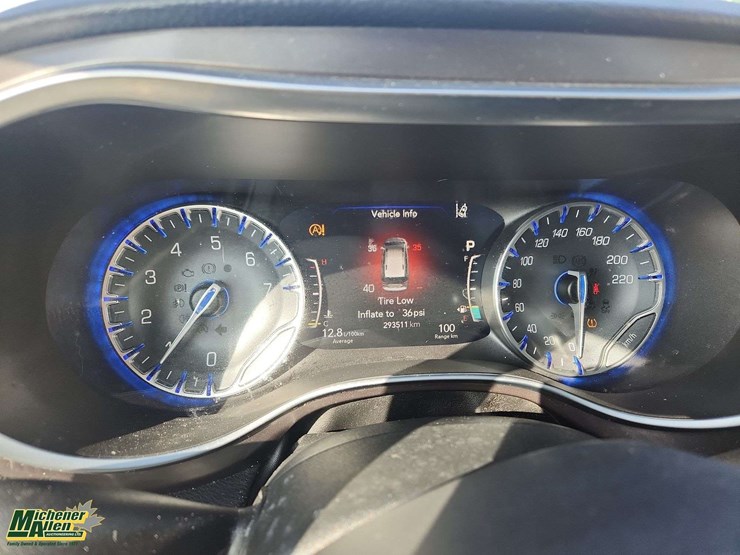 2017-chrysler-pacifica-image-8