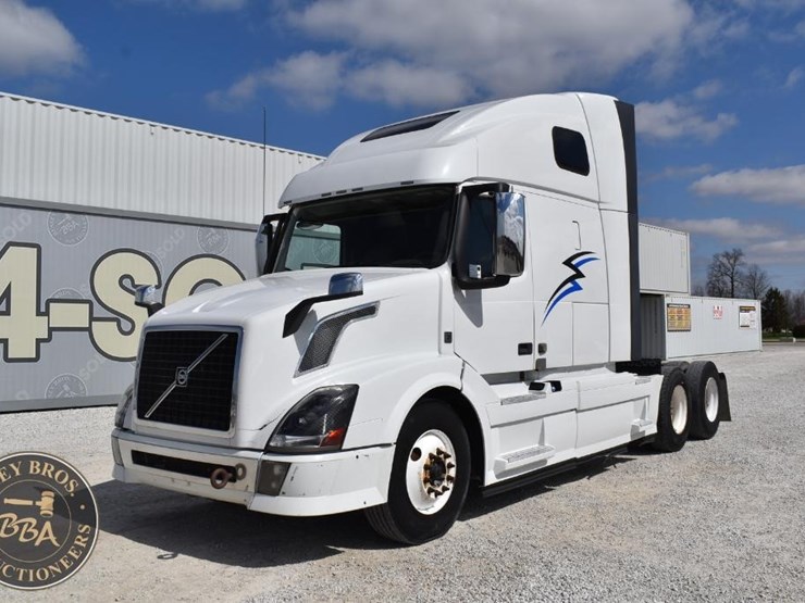 2015-volvo-vnl64t670-image-1