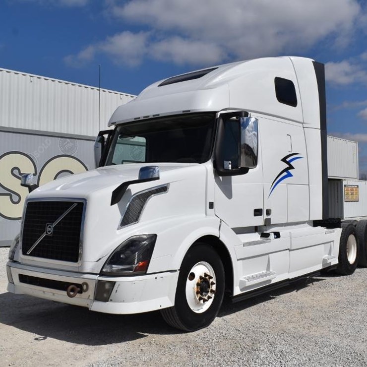 2015 VOLVO VNL64T670
