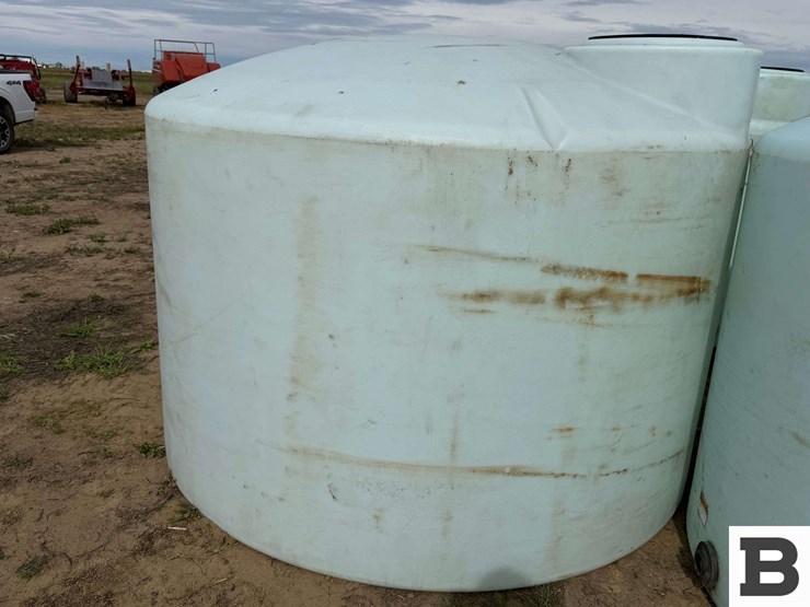 1550-gallon-round-poly-fertilizer-tank-image-3