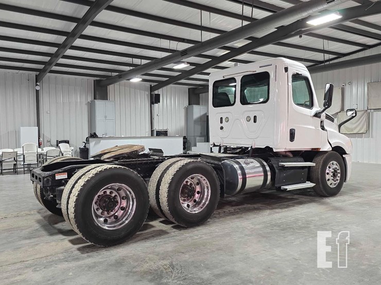 2020-freightliner-cascadia-126-image-3