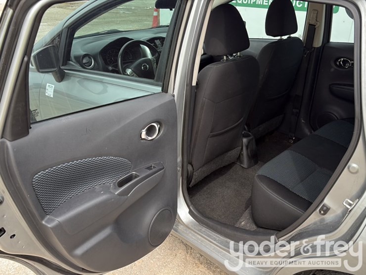 2015-nissan-versa-image-13