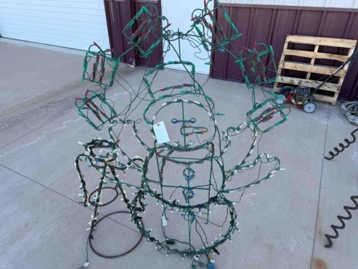 2--light-up-christmas-decor-pieces-image-3