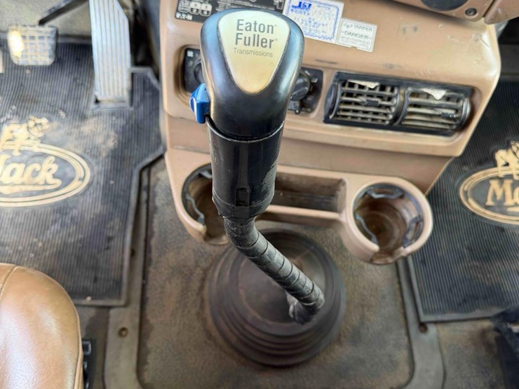 2007-mack-granite-gu713-image-29