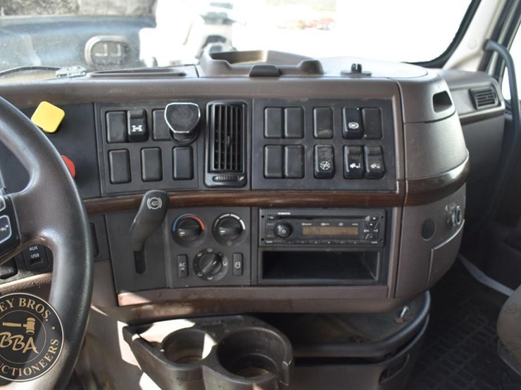 2015-volvo-vnl64t670-image-37