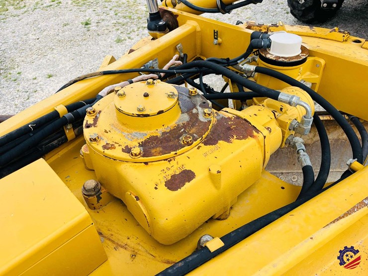 2010-caterpillar-120m-image-35