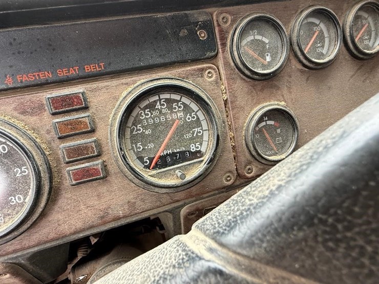 1999-freightliner-fld112-image-15