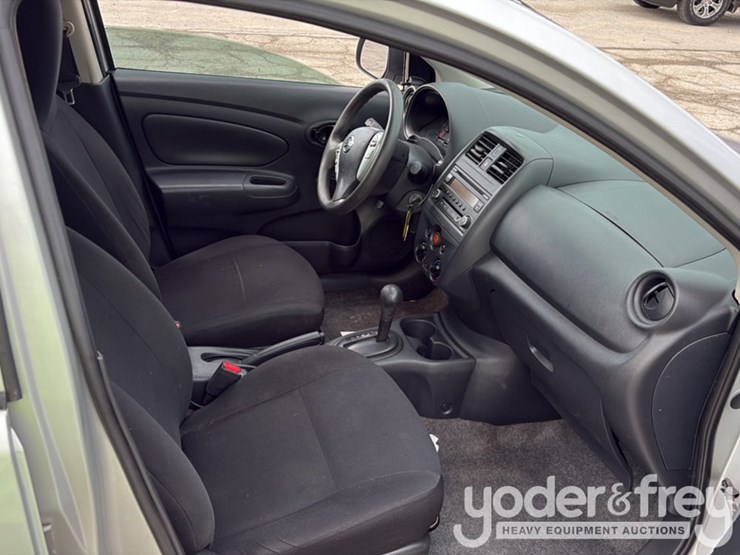 2015-nissan-versa-image-27