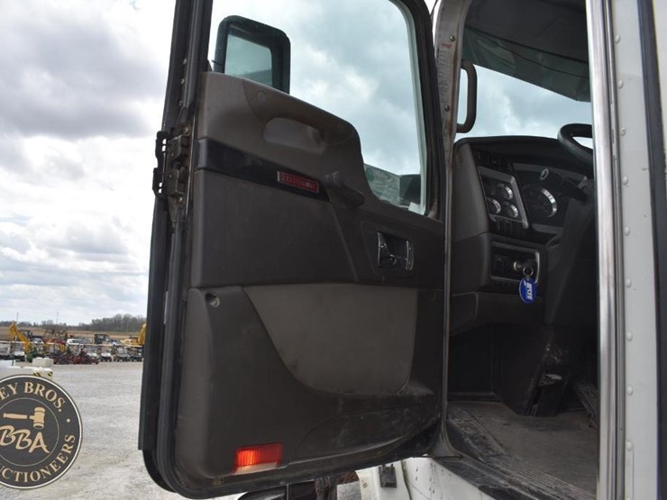 2013-kenworth-t660-image-32