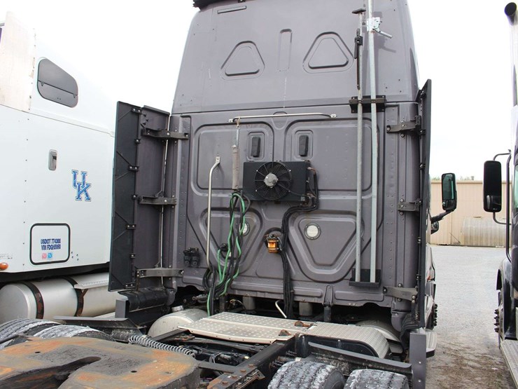 2020-freightliner-cascadia-126-image-28