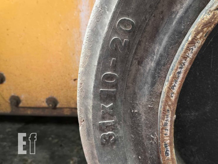 2015-deere-318e-image-25