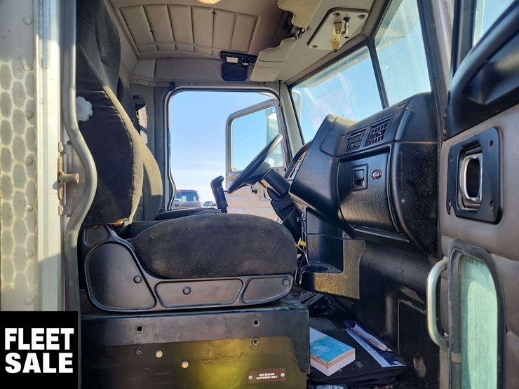 2005-peterbilt-385-image-21