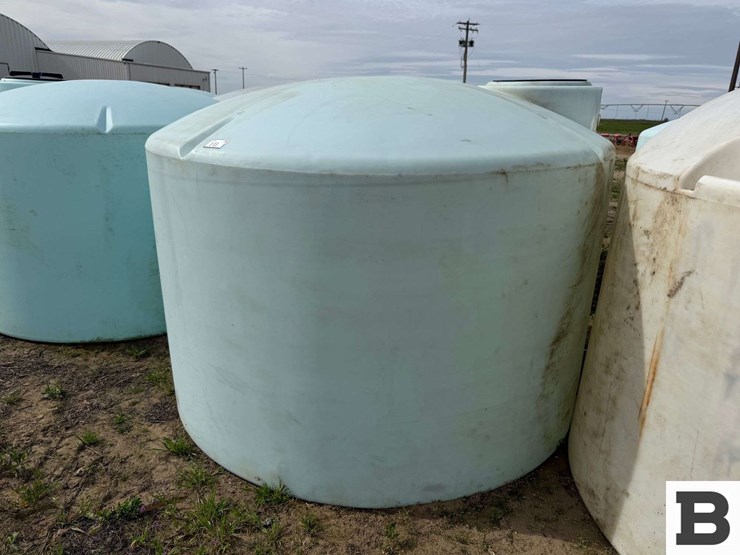 1550-gallon-round-poly-fertilizer-tank-image-2