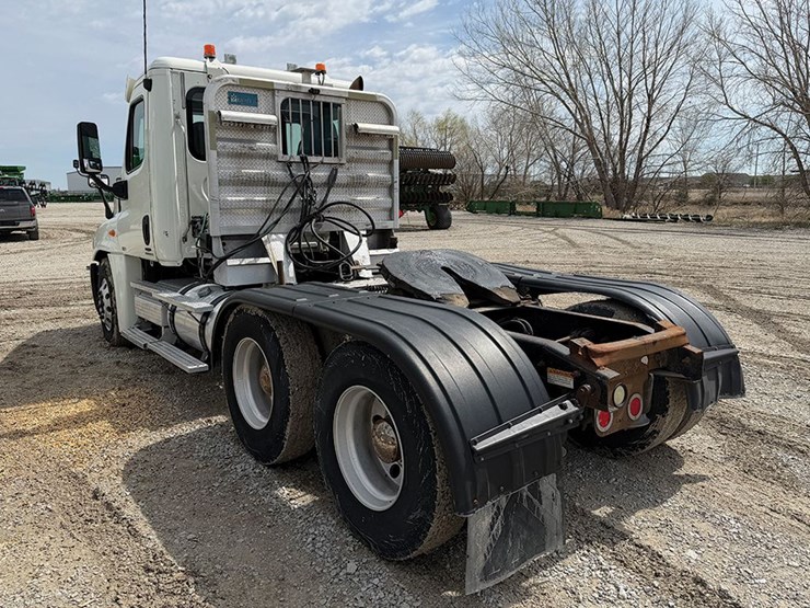 2011-freightliner-cascadia-125-image-2