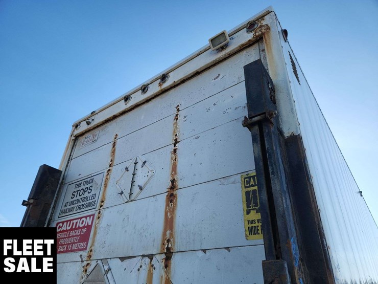 2005-peterbilt-385-image-36