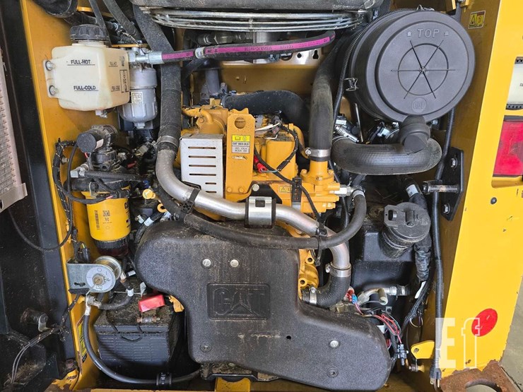 2021-caterpillar-242d3-image-24