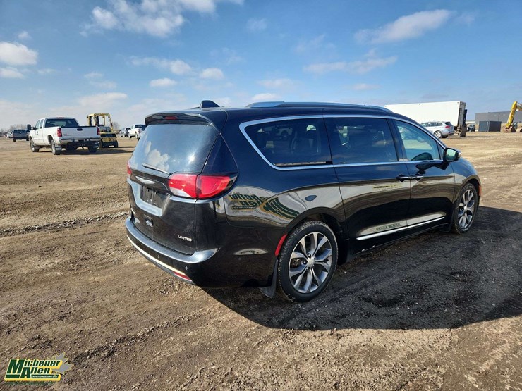 2017-chrysler-pacifica-image-3