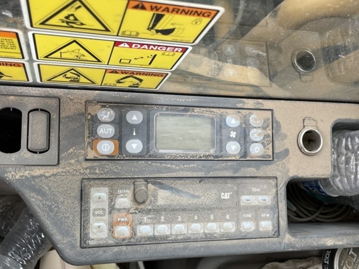 2013-caterpillar-320e-image-31