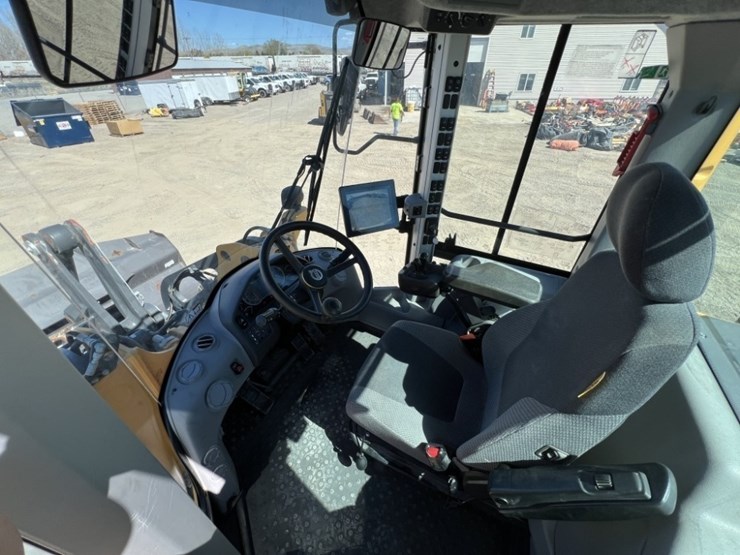 2023-volvo-l70h-wheel-loader-image-35