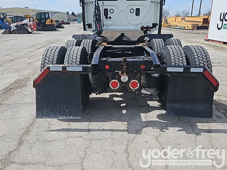 2017-freightliner-cascadia-113-image-14