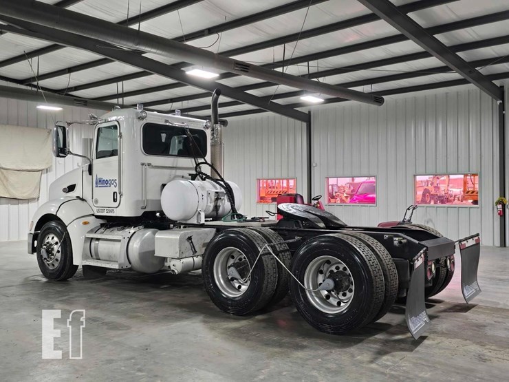 2013-peterbilt-384-image-4