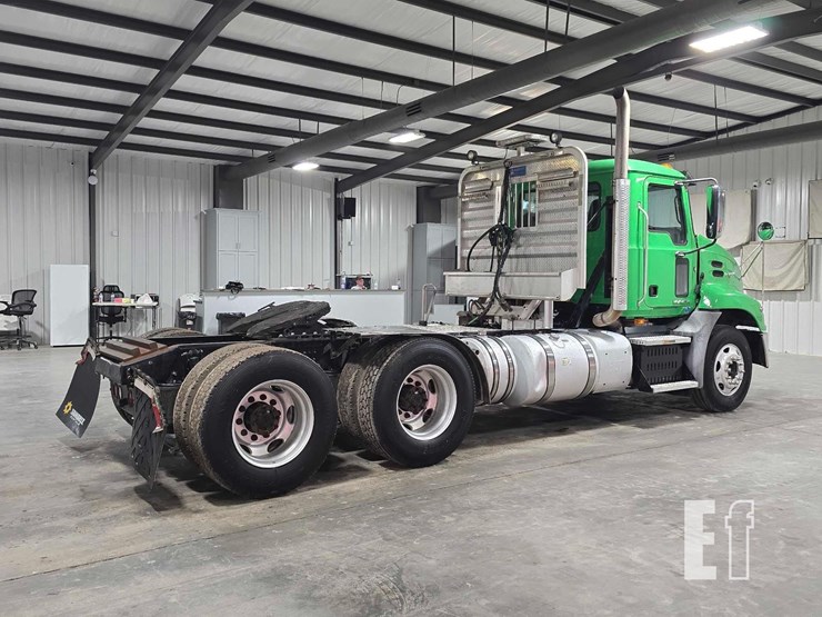 2017-mack-pinnacle-cxu613-image-3