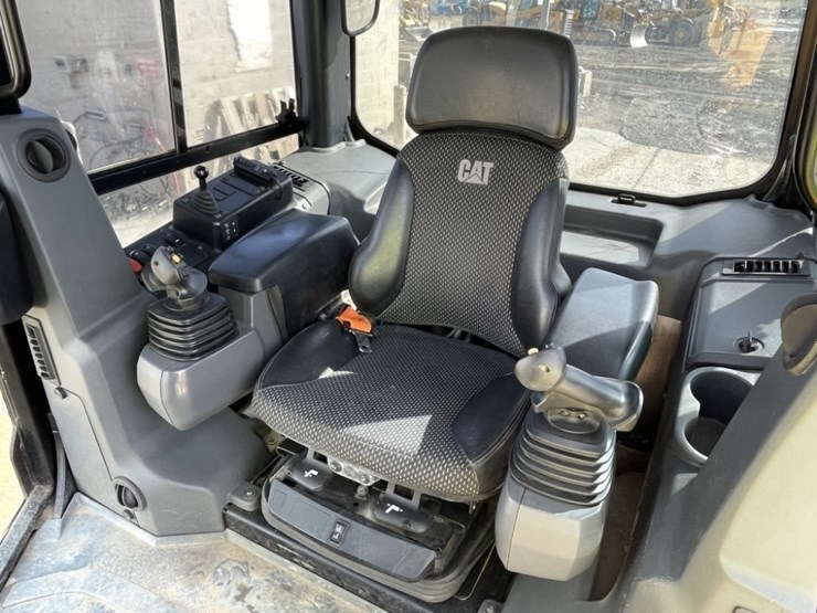 2021-caterpillar-d2-image-27