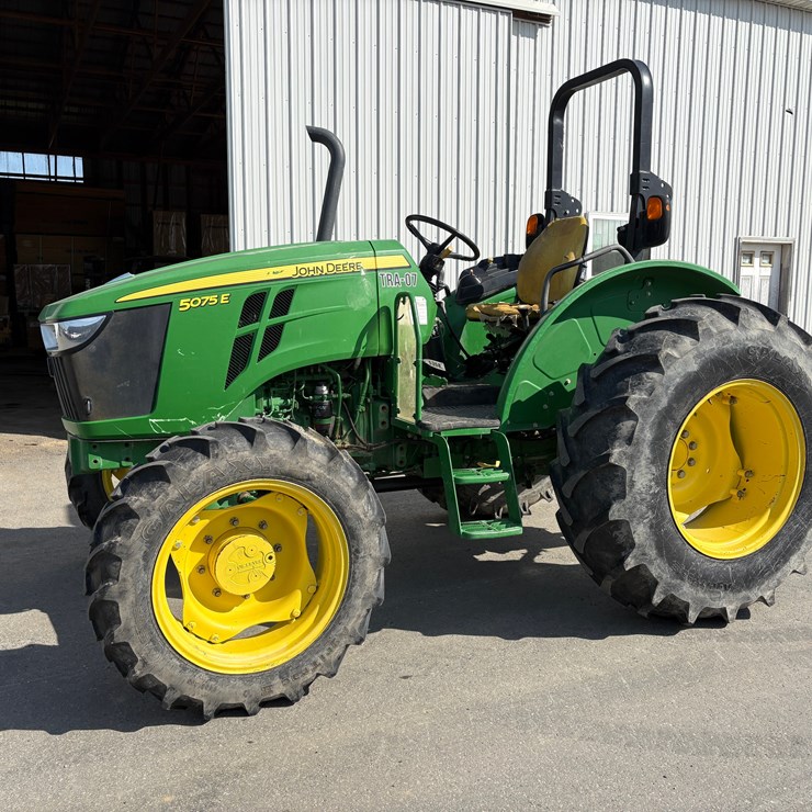 JOHN DEERE 5075E