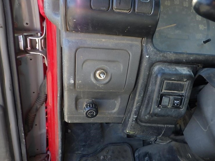 2000-isuzu-nqr-image-32