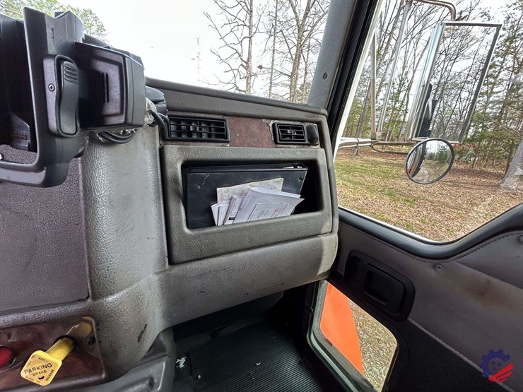 2005-kenworth-t300-image-79