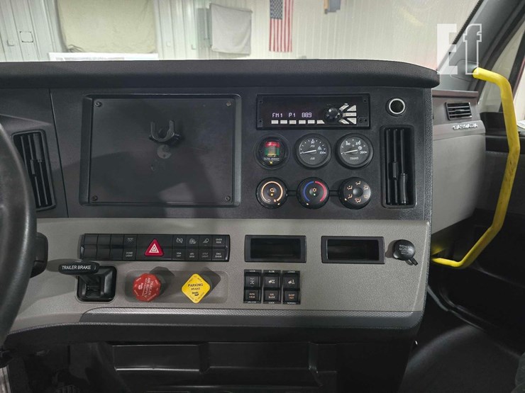 2020-freightliner-cascadia-126-image-14
