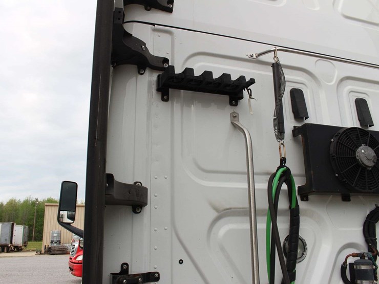 2019-freightliner-cascadia-126-image-25