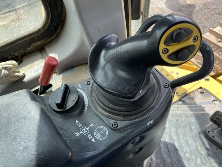 2013-komatsu-d65ex-17-image-32