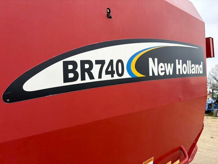 new-holland-br740-image-3