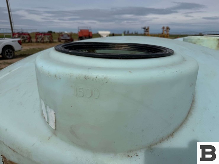1550-gallon-round-poly-fertilizer-tank-image-4