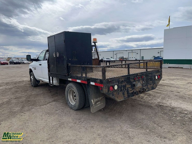 2015-dodge-3500-image-3