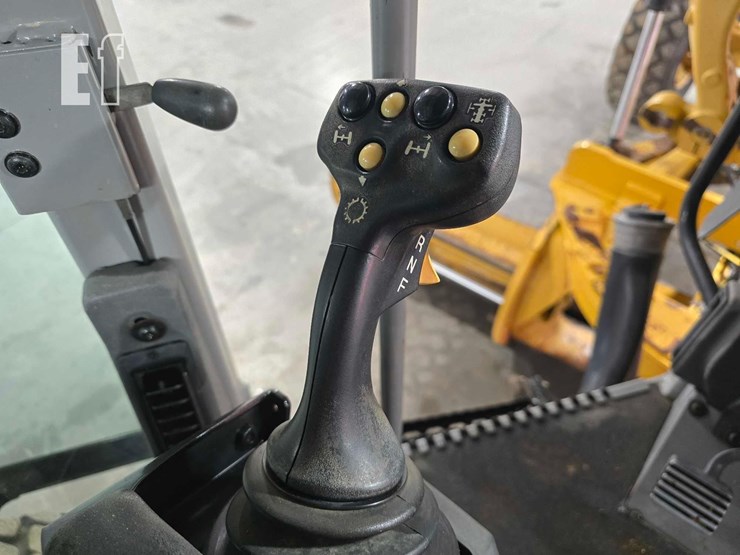 2011-caterpillar-140m2-image-19